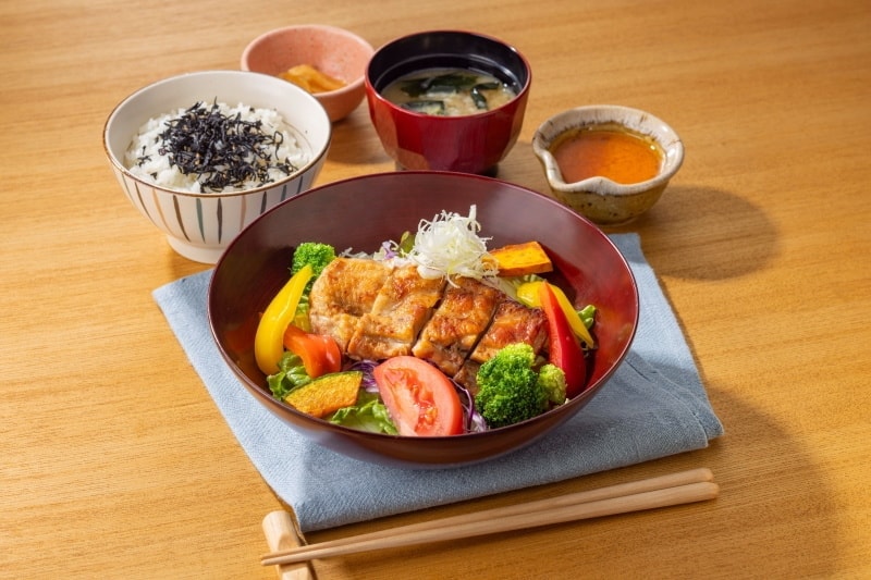 大戸屋ごはん処もろみチキンの彩りサラダボウルとしそひじきご飯アジアル